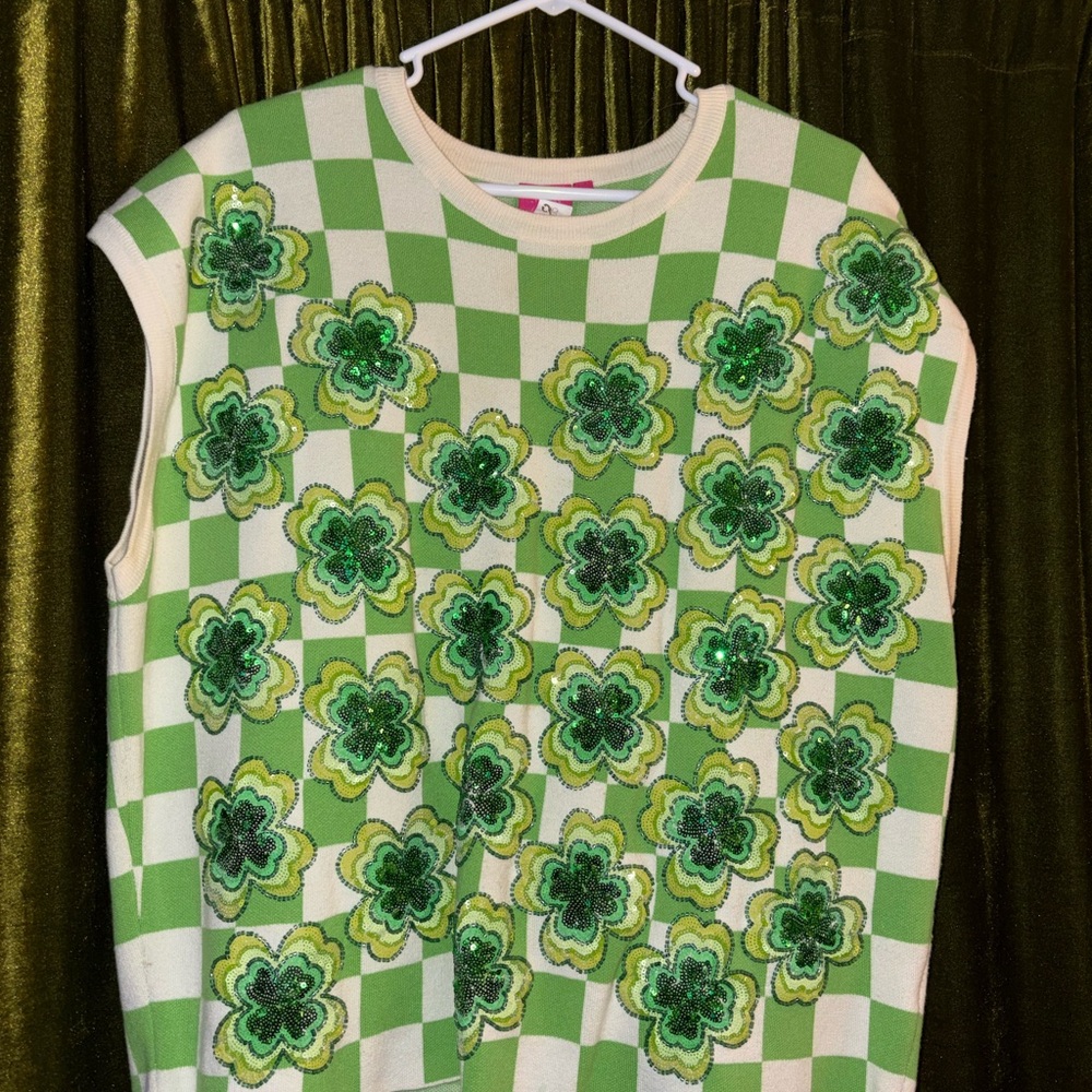 QUEEN OF SPARKLES Green and White Clovers!!